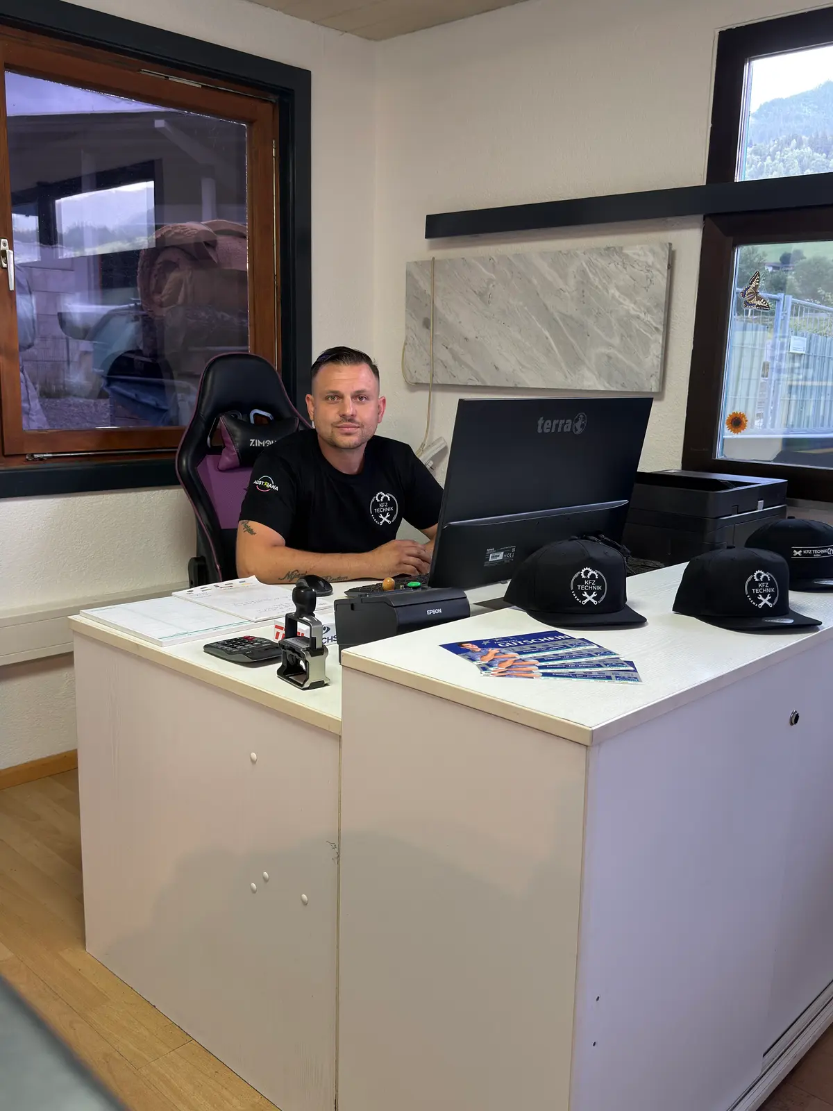 Blerim Shema im Büro von KFZ-Technik Shema