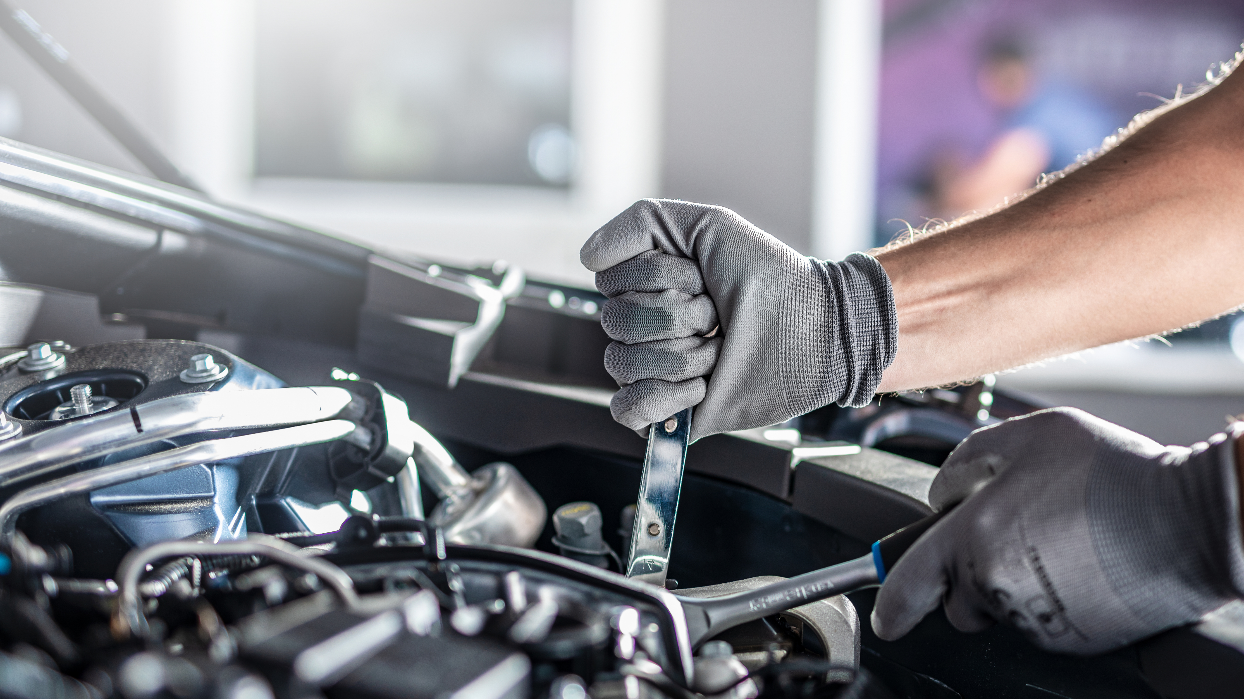 KFZ-Technik Shema bei Arbeiten im Motorraum