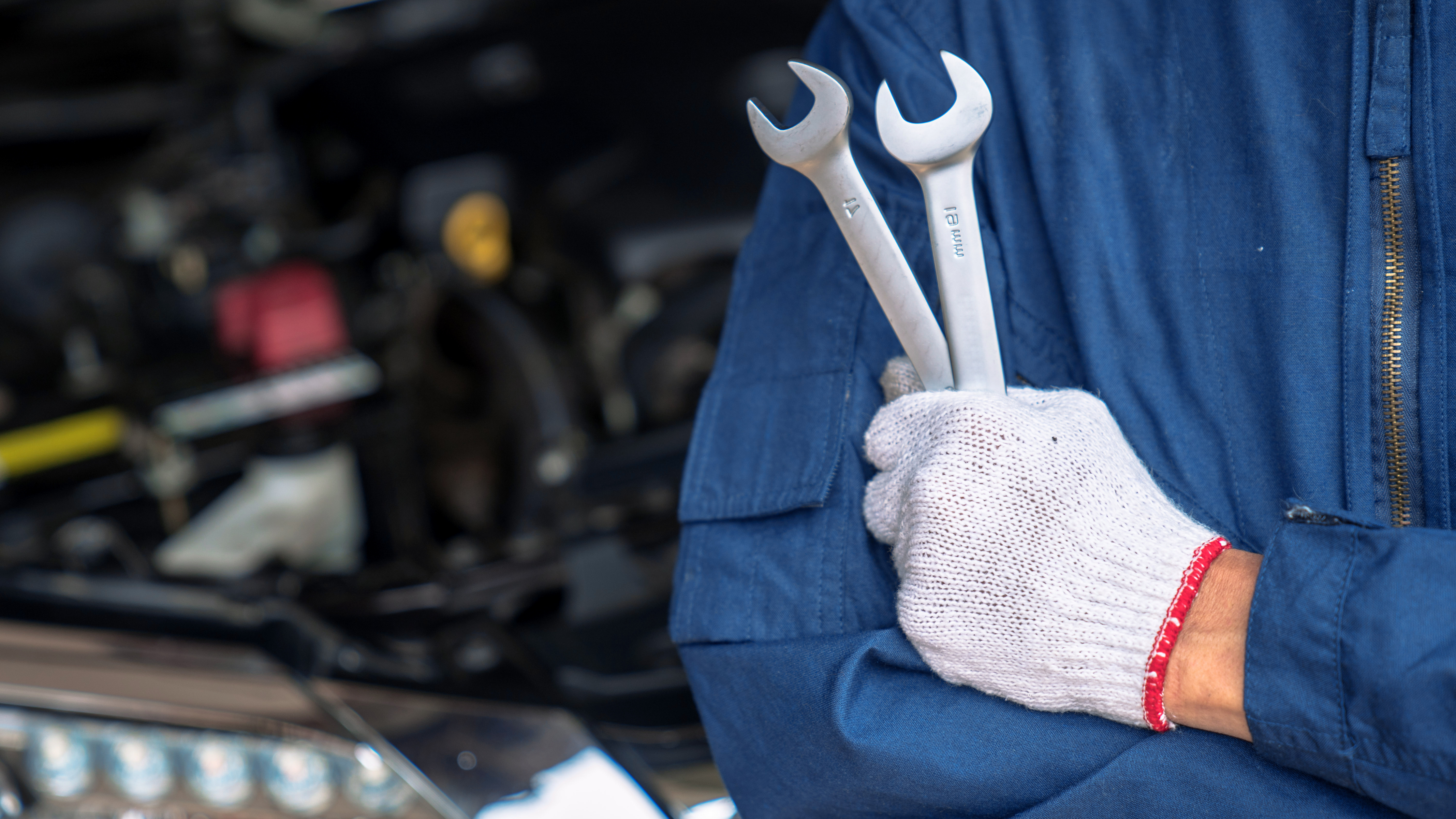 Werkstattarbeit mit Werkzeug am Fahrzeug